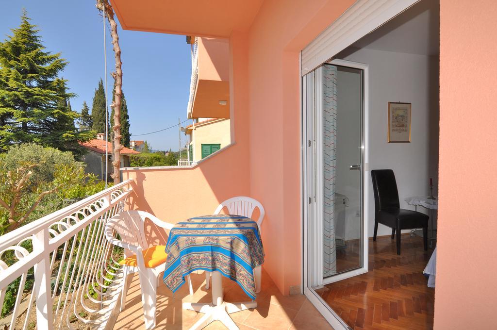 Apartment Poolside Paradise - A Hidden Gem In Split Split